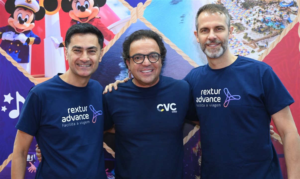 Marcelo Sacchitielo, gerente executivo da Rextur Advance, Fábio Godinho, CEO da CVC Corp, e Márvio Mansur, diretor da Rextur Advance, no Estande PANROTAS na Abav Expo 2025