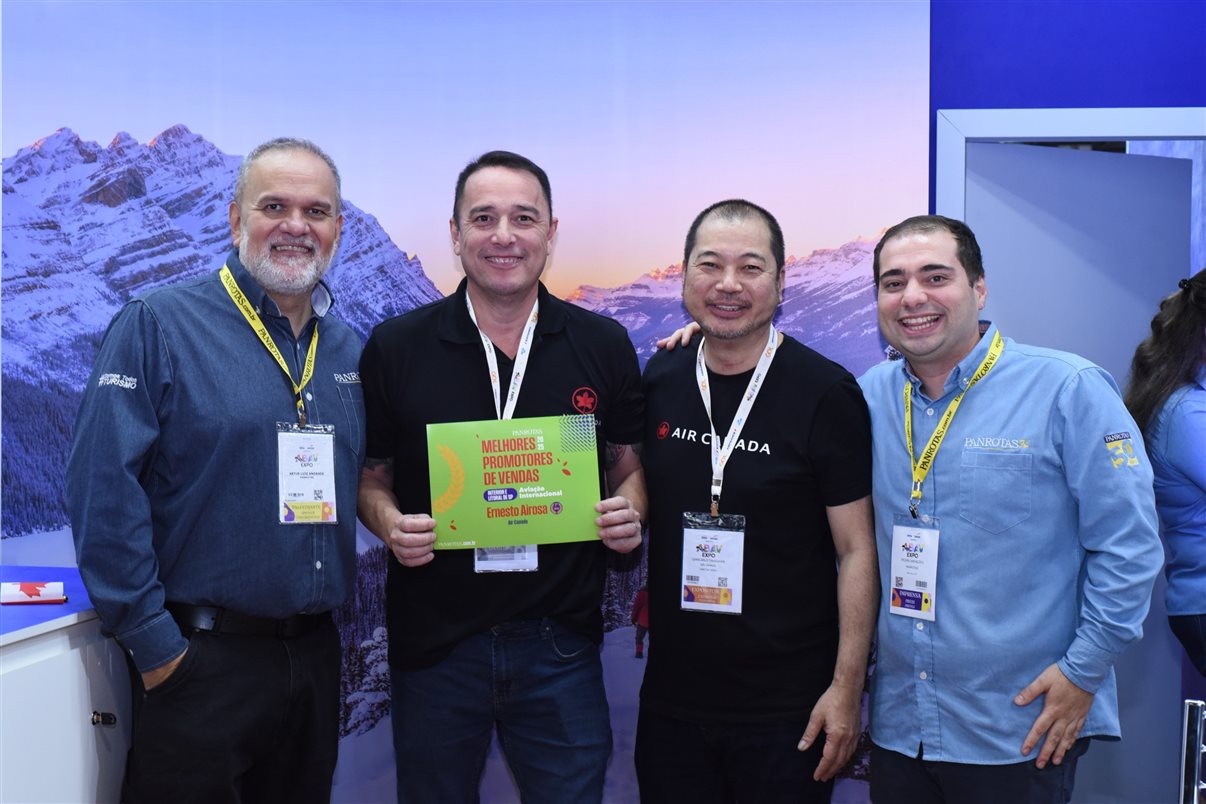 Rodrigo Vieira, da PANROTAS, com Paula Cafieiro e Wagner Chaves, da Sakura