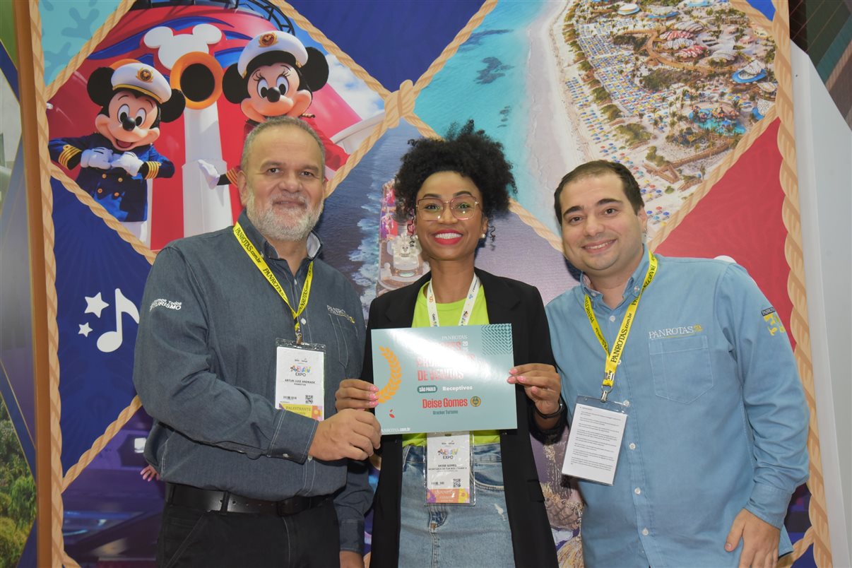Rodrigo Vieira, da PANROTAS, com Paula Cafieiro e Wagner Chaves, da Sakura