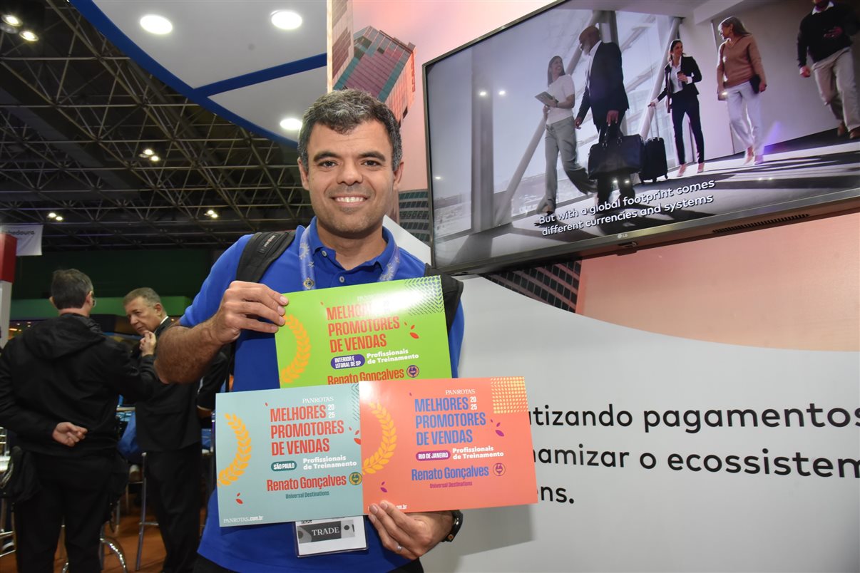 Rodrigo Vieira, da PANROTAS, com Paula Cafieiro e Wagner Chaves, da Sakura