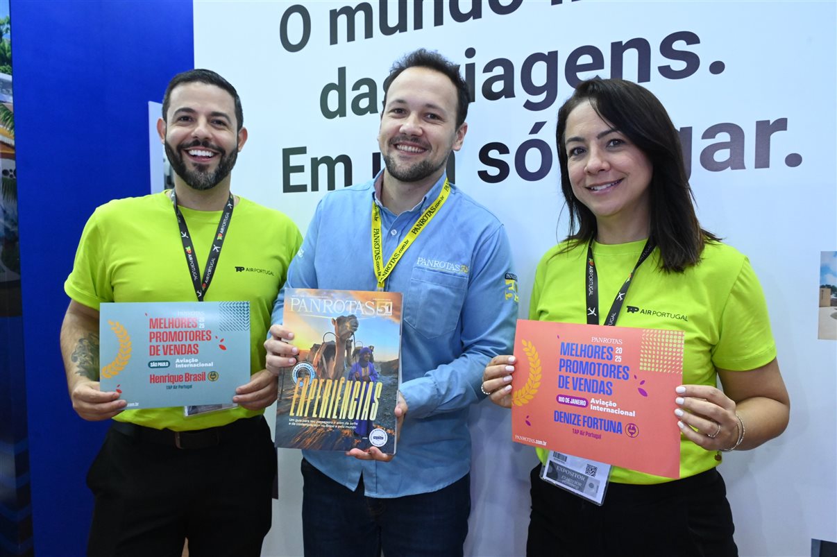 Rodrigo Vieira, da PANROTAS, com Paula Cafieiro e Wagner Chaves, da Sakura