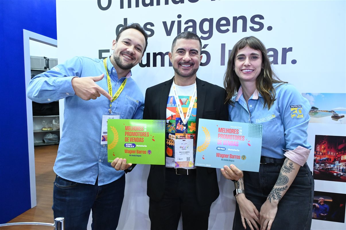 Rodrigo Vieira, da PANROTAS, com Paula Cafieiro e Wagner Chaves, da Sakura