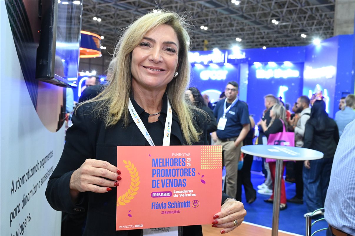 Rodrigo Vieira, da PANROTAS, com Paula Cafieiro e Wagner Chaves, da Sakura