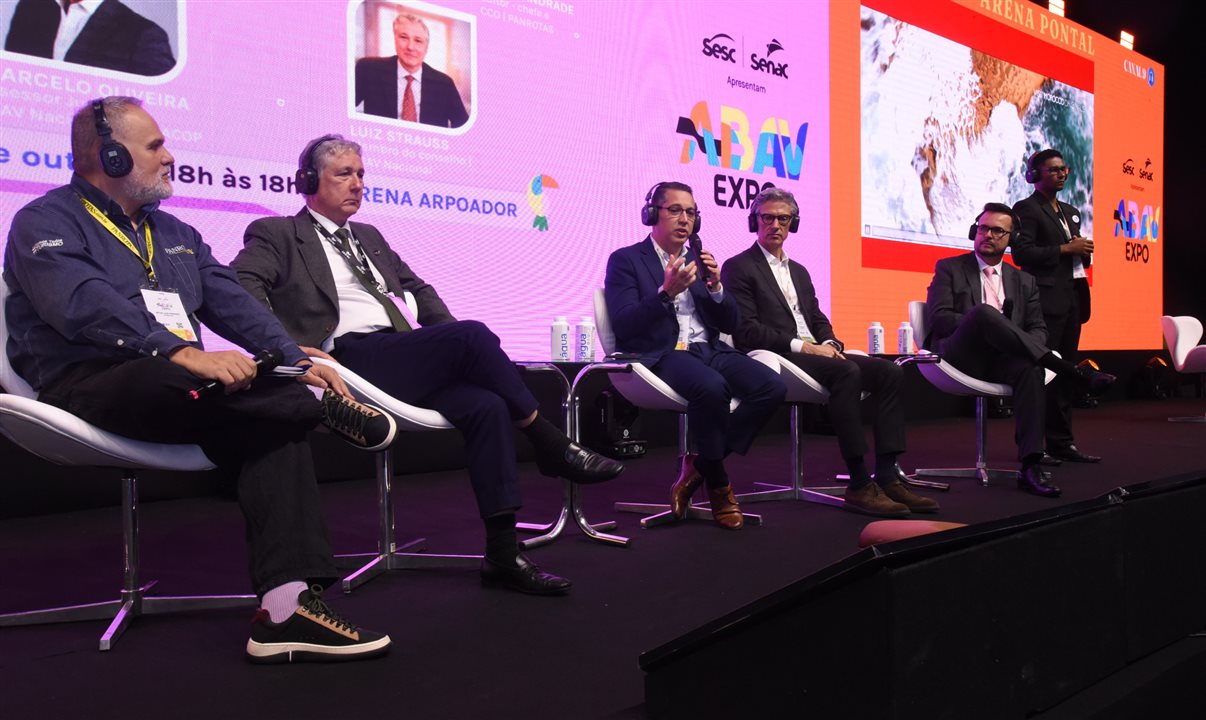 Artur Luiz Andrade (PANROTAS) mediou debate com Luiz Strauss (Abav Nacional), Fabiano Camargo (Braztoa), Marco Ferraz (Clia Brasil) e Marcelo Oliveira (assessor jurídico)