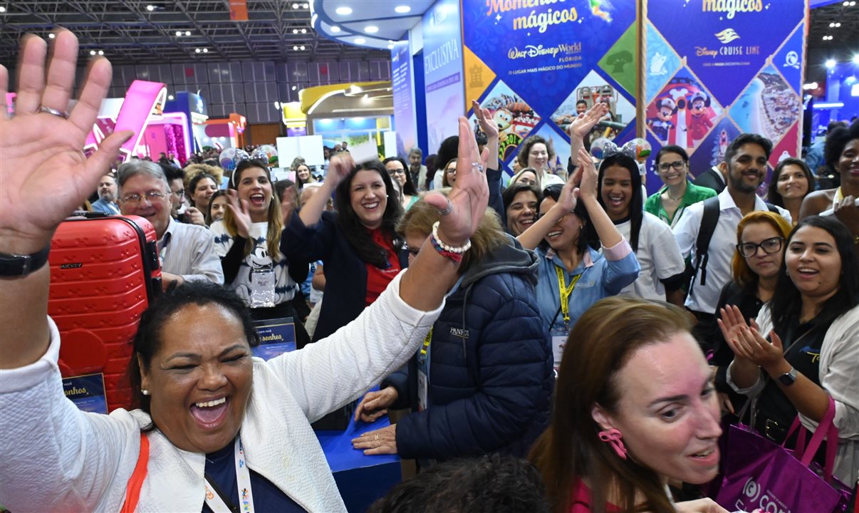 Estande da PANROTAS lotado com sorteio de malas da Disney