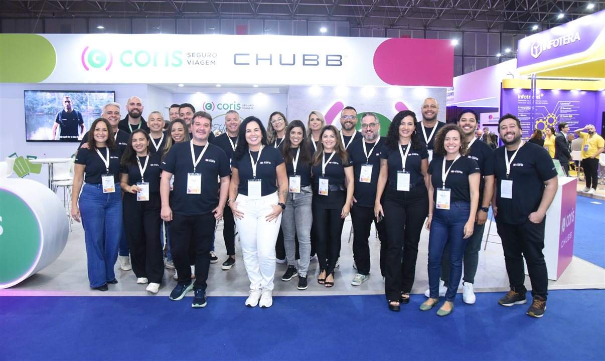 Grande delegação da Coris no estande da empresa na Abav Expo 2025