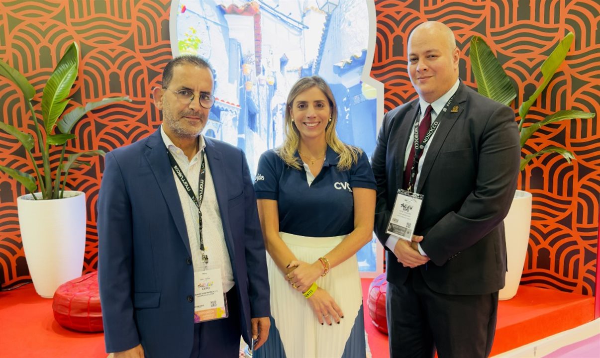 Paula Rorato, da CVC Corp, entre Khalid Mimi e Amine Eljoudani, do Marrocos