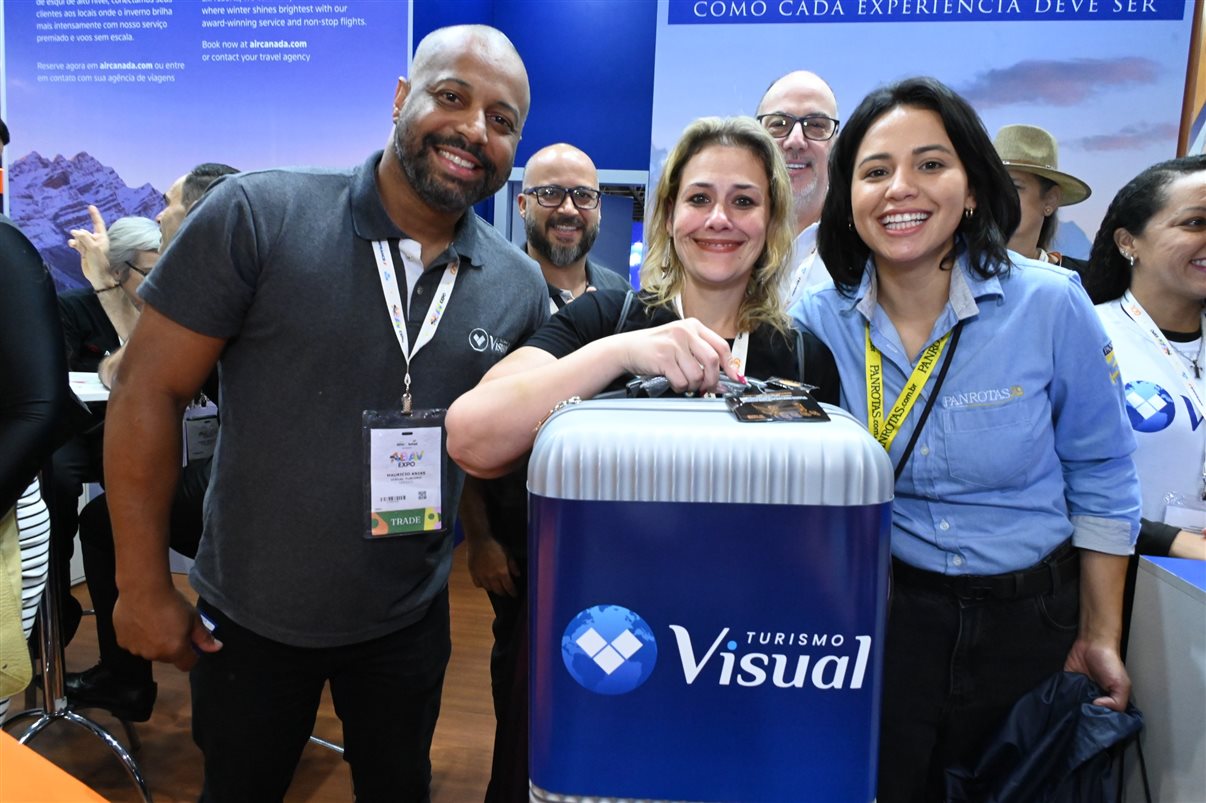 Yasmin Mondino, da Dynamic Travel, entre João Santana e Ricardo Sidaras, da PANROTAS 
