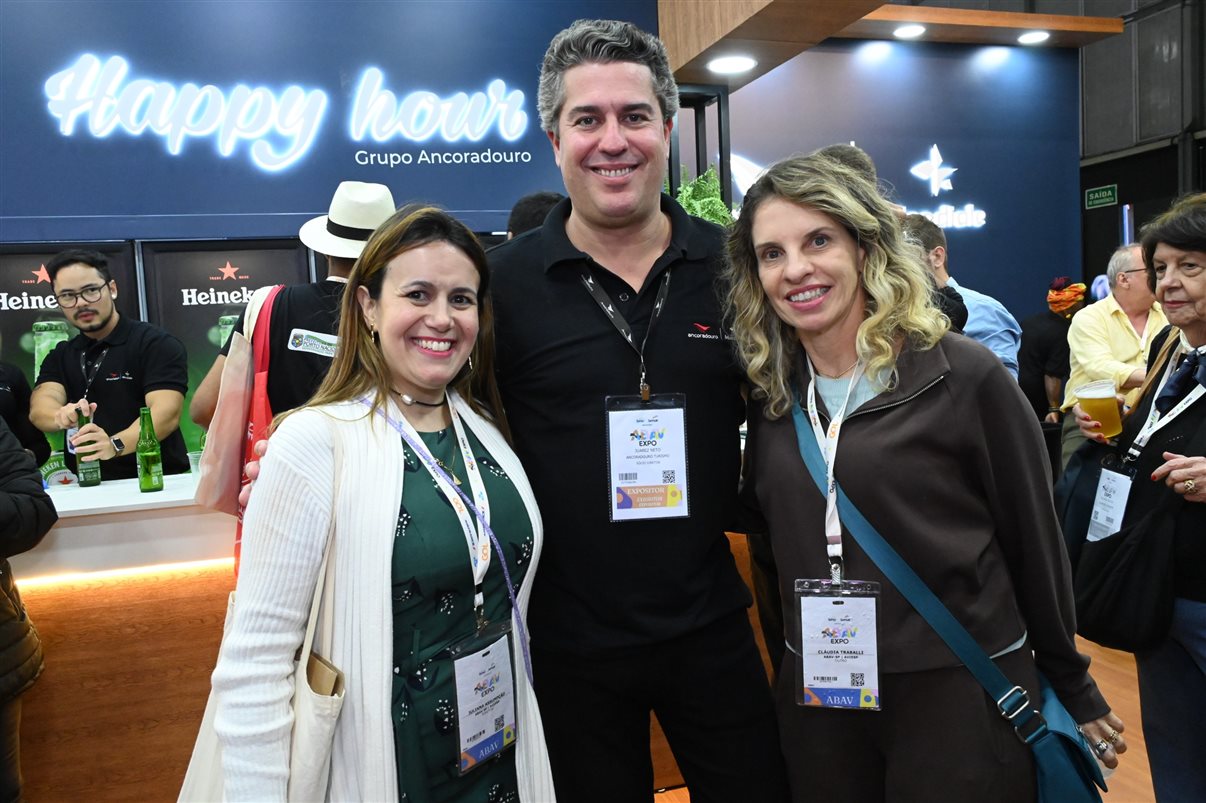 Yasmin Mondino, da Dynamic Travel, entre João Santana e Ricardo Sidaras, da PANROTAS 