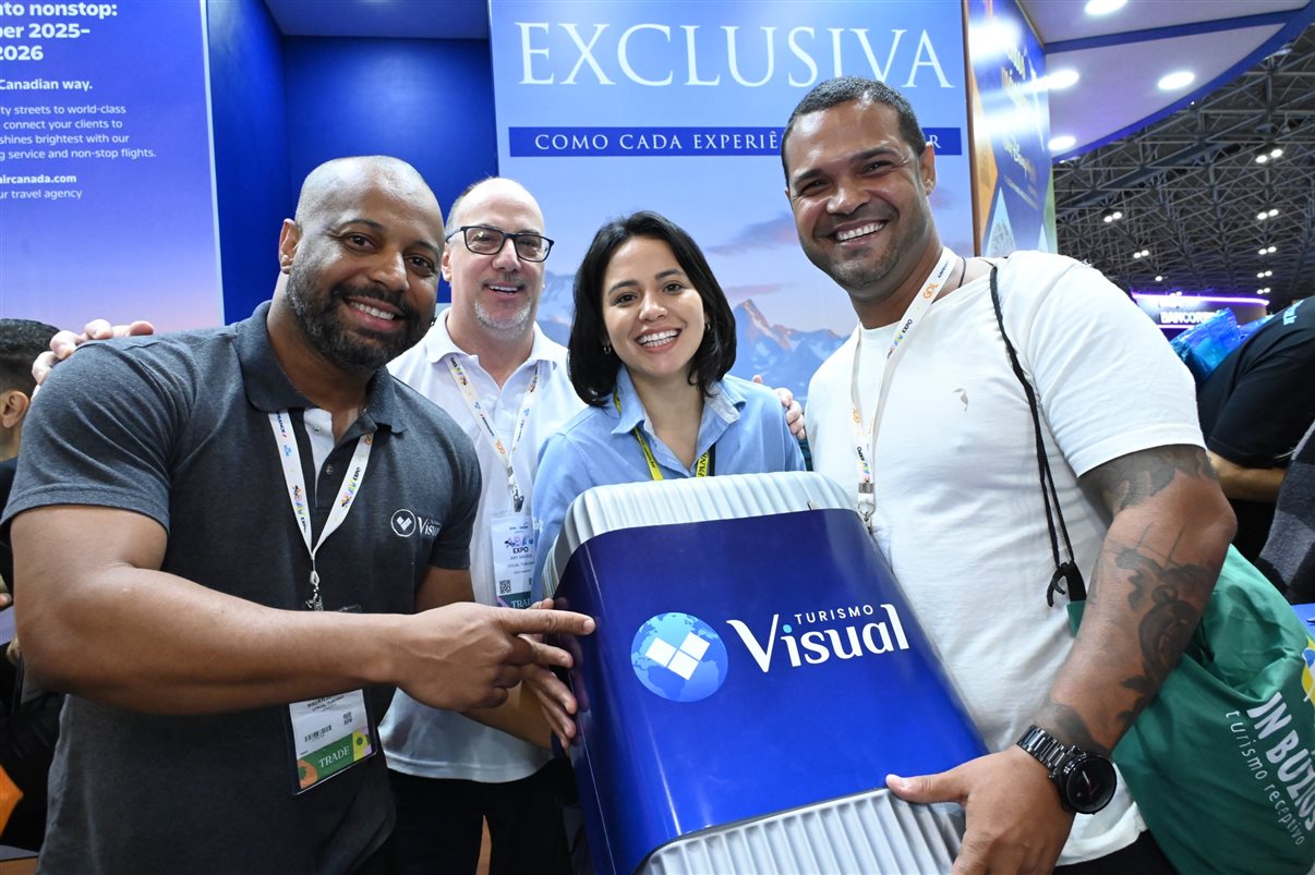 Yasmin Mondino, da Dynamic Travel, entre João Santana e Ricardo Sidaras, da PANROTAS 