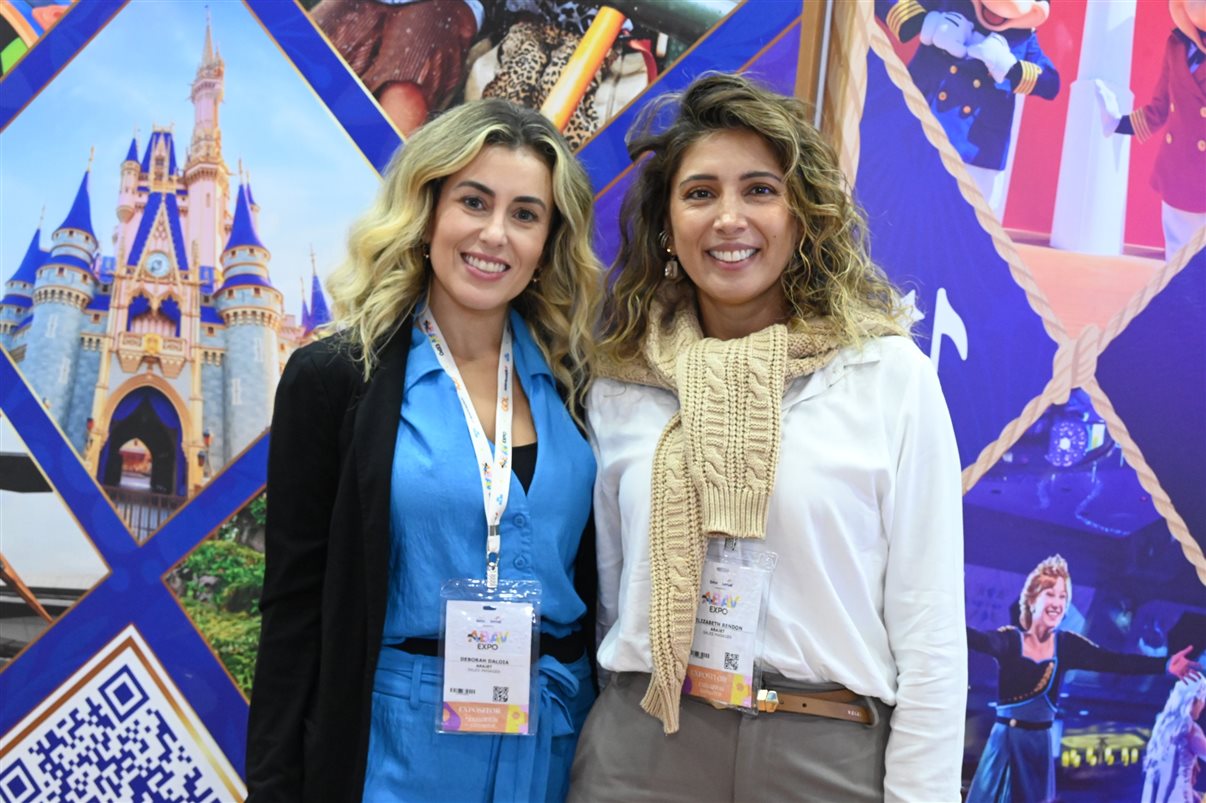 Yasmin Mondino, da Dynamic Travel, entre João Santana e Ricardo Sidaras, da PANROTAS 