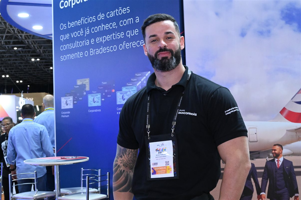 Yasmin Mondino, da Dynamic Travel, entre João Santana e Ricardo Sidaras, da PANROTAS 
