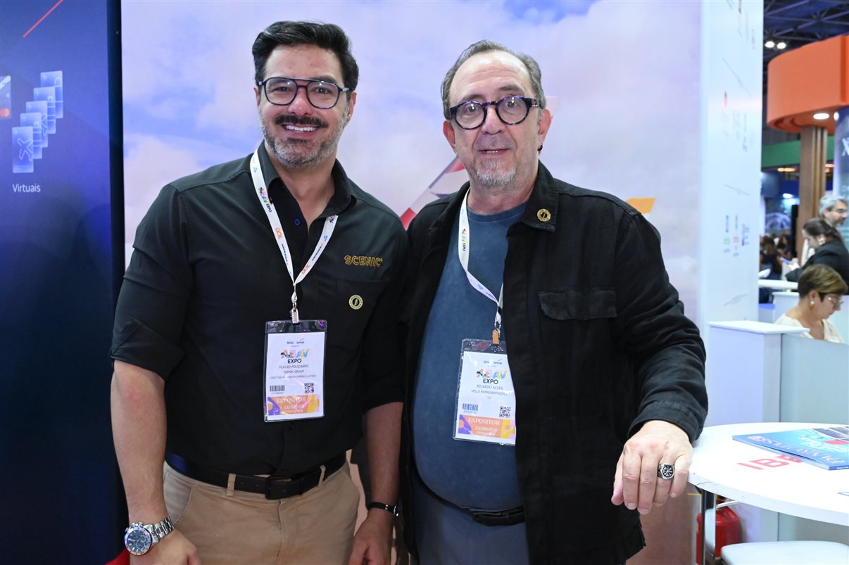 Yasmin Mondino, da Dynamic Travel, entre João Santana e Ricardo Sidaras, da PANROTAS 