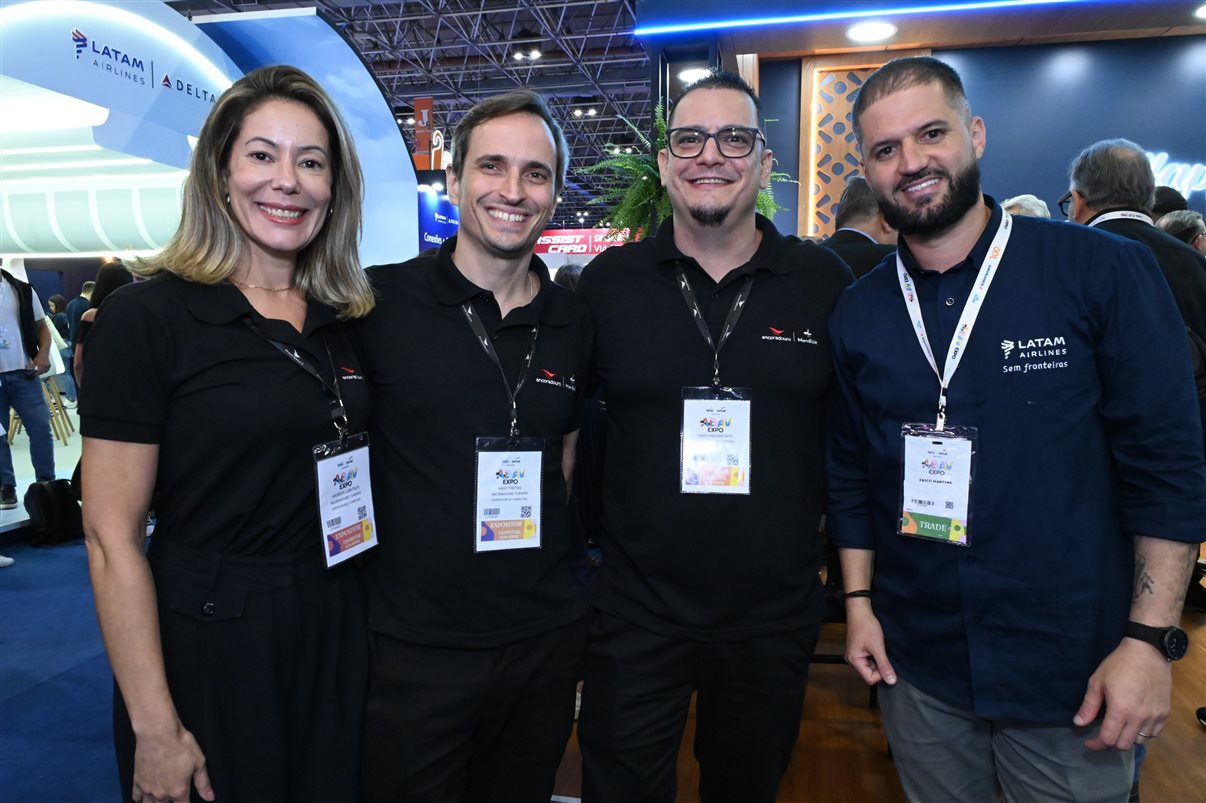 Yasmin Mondino, da Dynamic Travel, entre João Santana e Ricardo Sidaras, da PANROTAS 