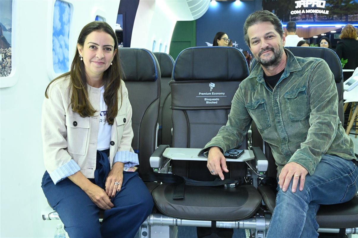 Yasmin Mondino, da Dynamic Travel, entre João Santana e Ricardo Sidaras, da PANROTAS 