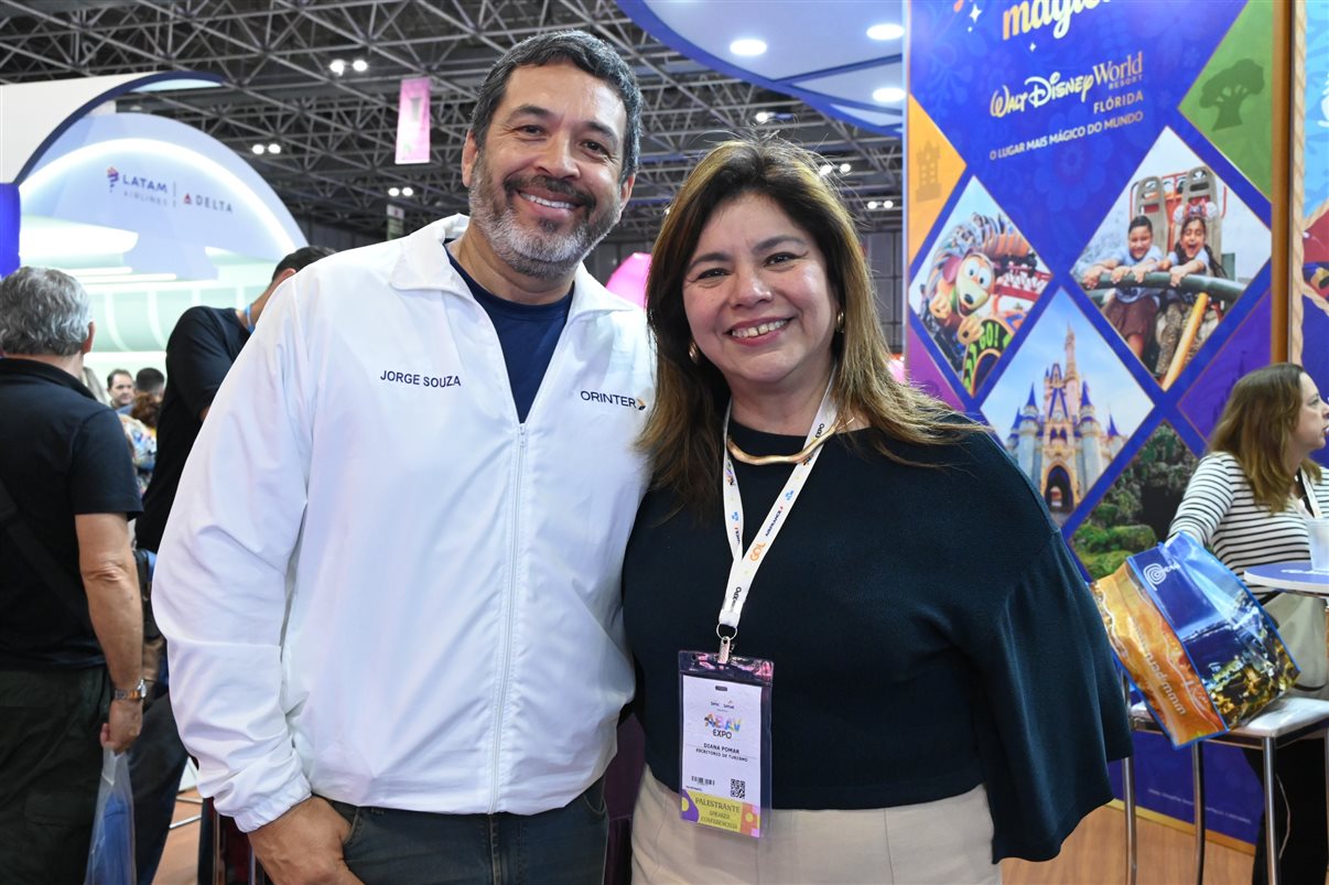 Yasmin Mondino, da Dynamic Travel, entre João Santana e Ricardo Sidaras, da PANROTAS 