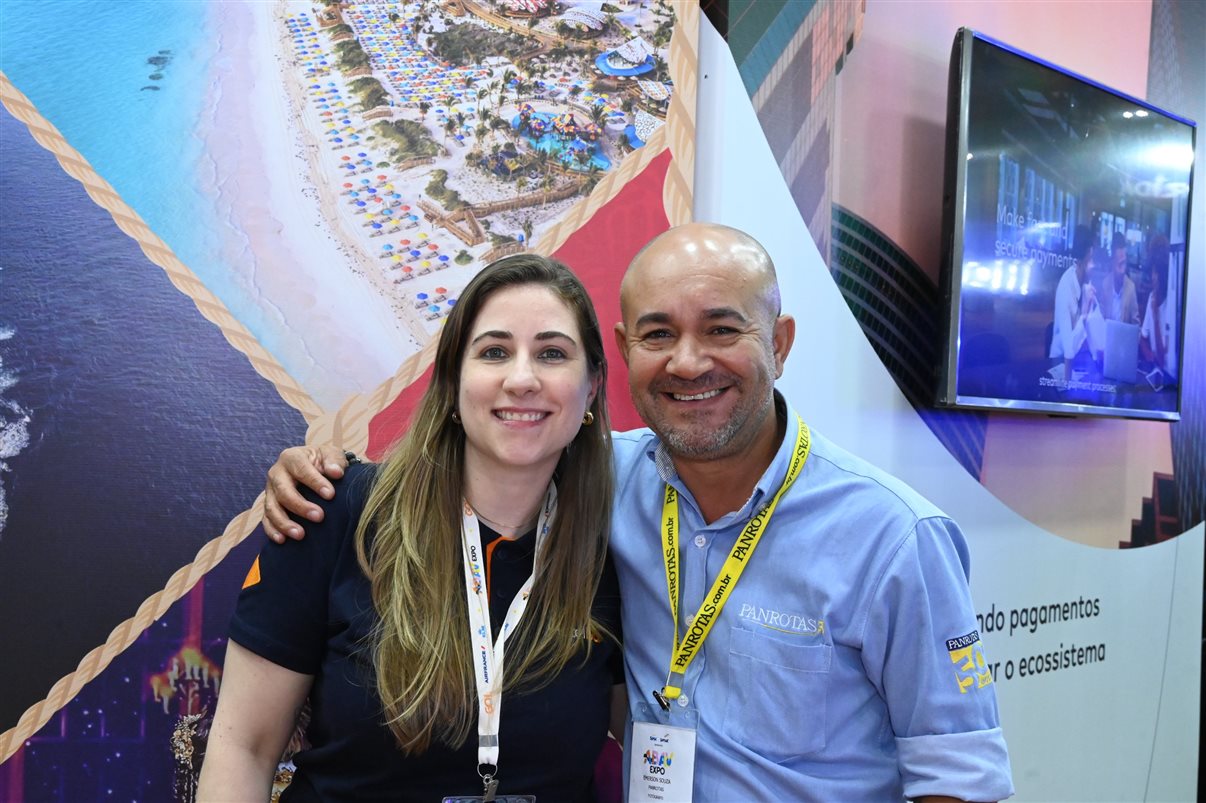 Yasmin Mondino, da Dynamic Travel, entre João Santana e Ricardo Sidaras, da PANROTAS 