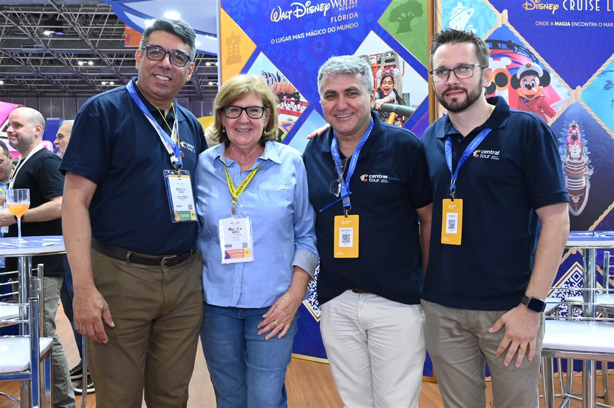 Yasmin Mondino, da Dynamic Travel, entre João Santana e Ricardo Sidaras, da PANROTAS 