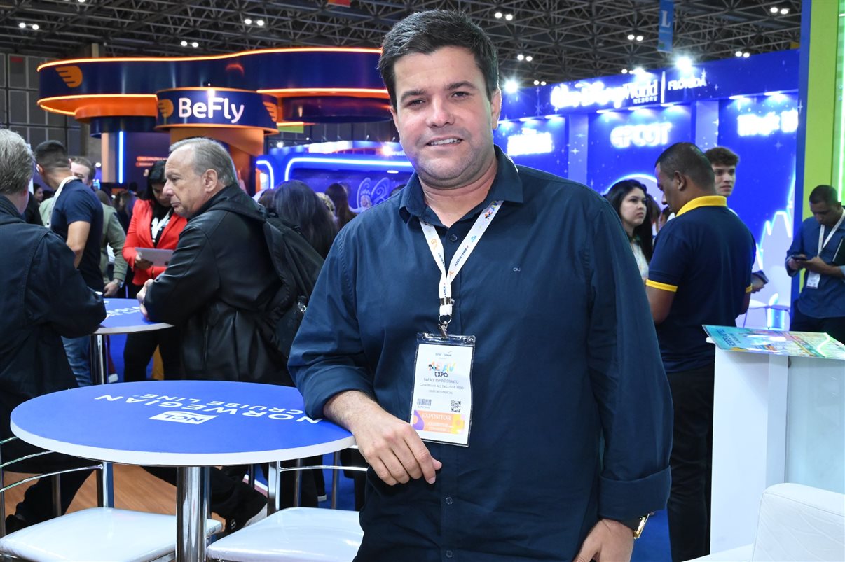 Yasmin Mondino, da Dynamic Travel, entre João Santana e Ricardo Sidaras, da PANROTAS 