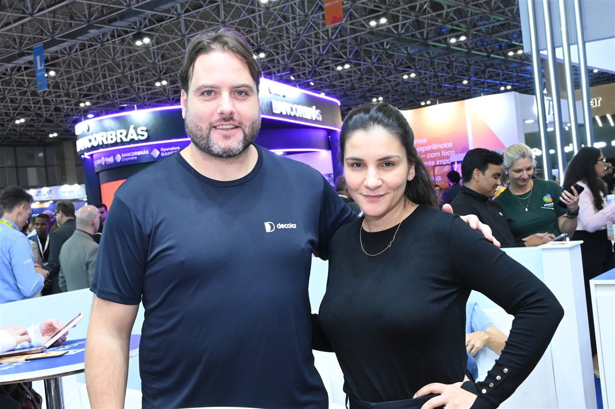 Yasmin Mondino, da Dynamic Travel, entre João Santana e Ricardo Sidaras, da PANROTAS 