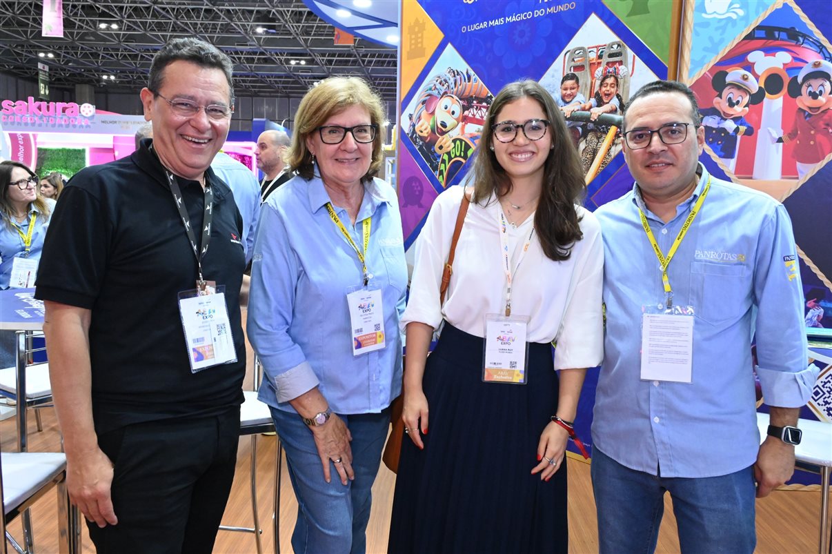 Yasmin Mondino, da Dynamic Travel, entre João Santana e Ricardo Sidaras, da PANROTAS 