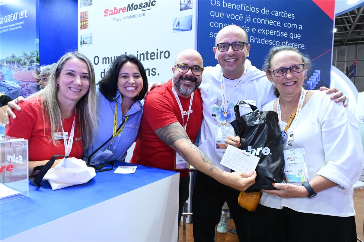 Yasmin Mondino, da Dynamic Travel, entre João Santana e Ricardo Sidaras, da PANROTAS 