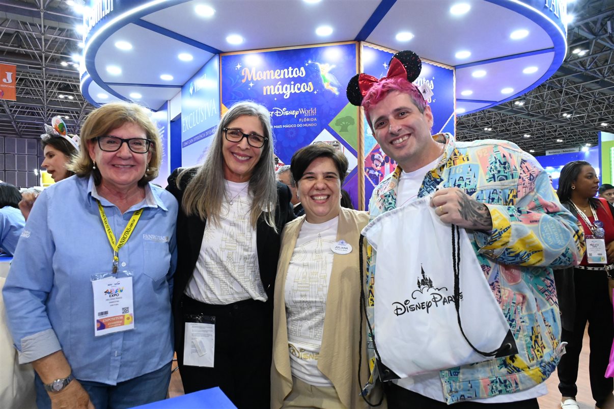 Yasmin Mondino, da Dynamic Travel, entre João Santana e Ricardo Sidaras, da PANROTAS 