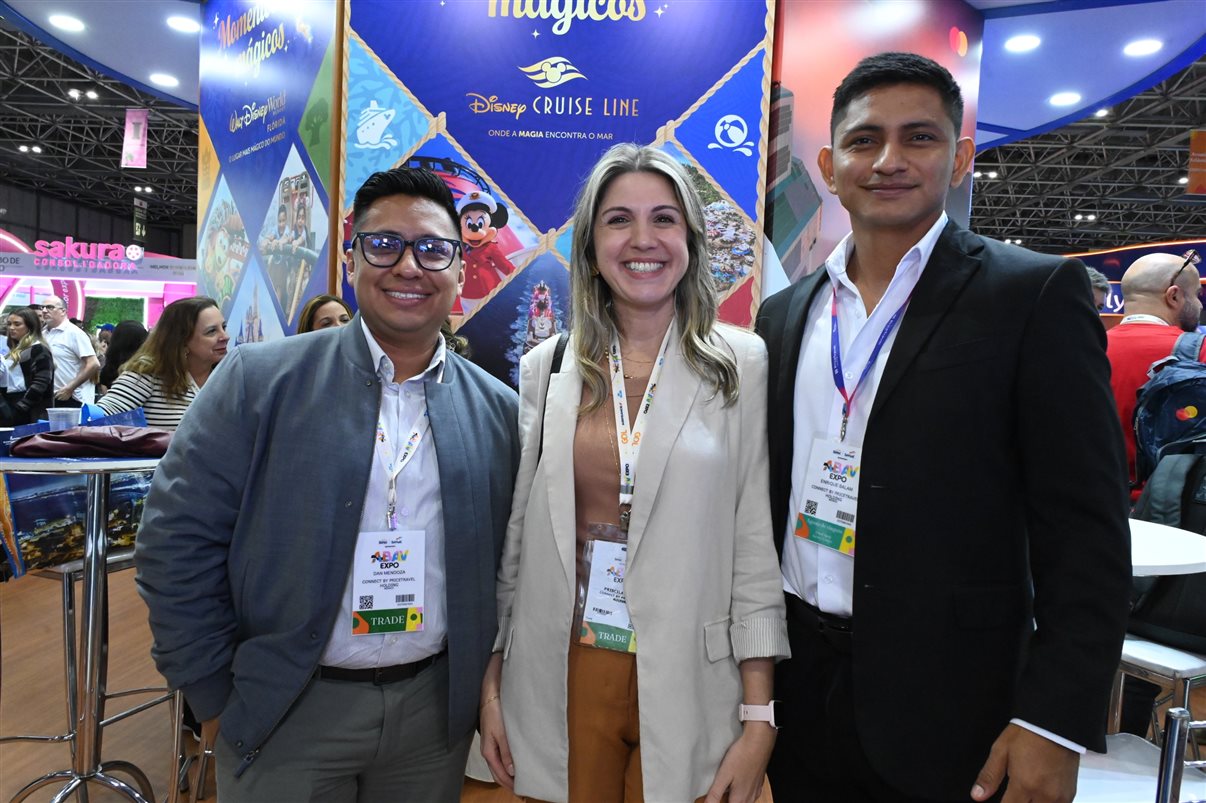 Yasmin Mondino, da Dynamic Travel, entre João Santana e Ricardo Sidaras, da PANROTAS 