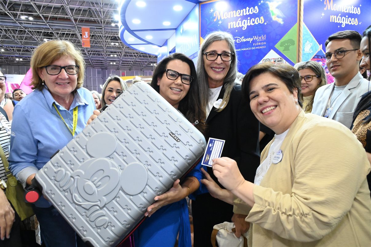 Yasmin Mondino, da Dynamic Travel, entre João Santana e Ricardo Sidaras, da PANROTAS 