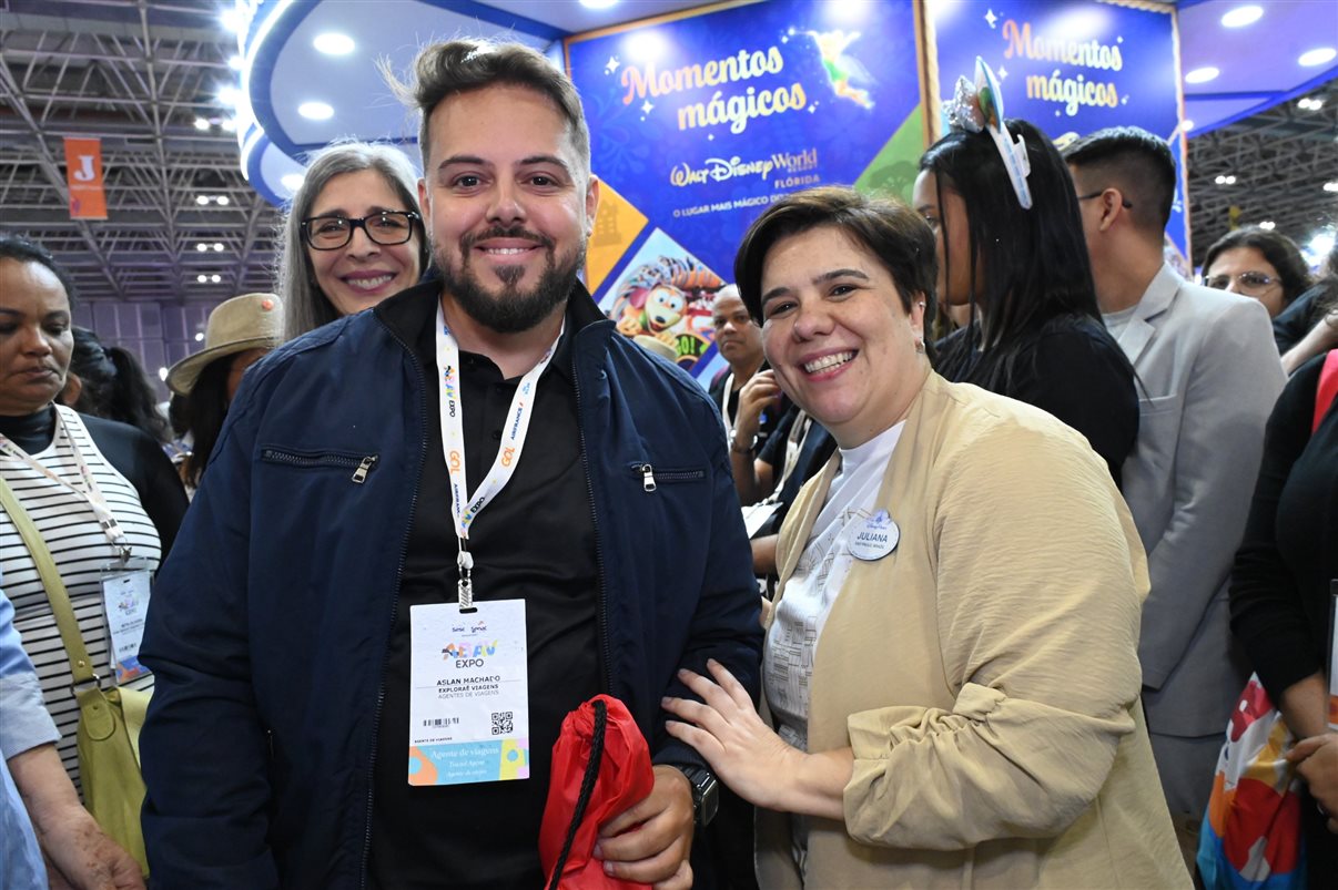 Yasmin Mondino, da Dynamic Travel, entre João Santana e Ricardo Sidaras, da PANROTAS 