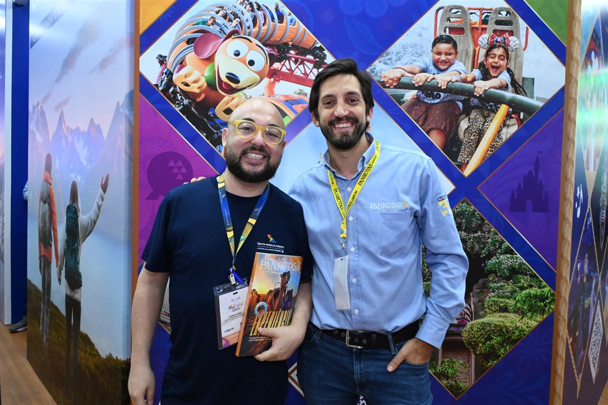Yasmin Mondino, da Dynamic Travel, entre João Santana e Ricardo Sidaras, da PANROTAS 