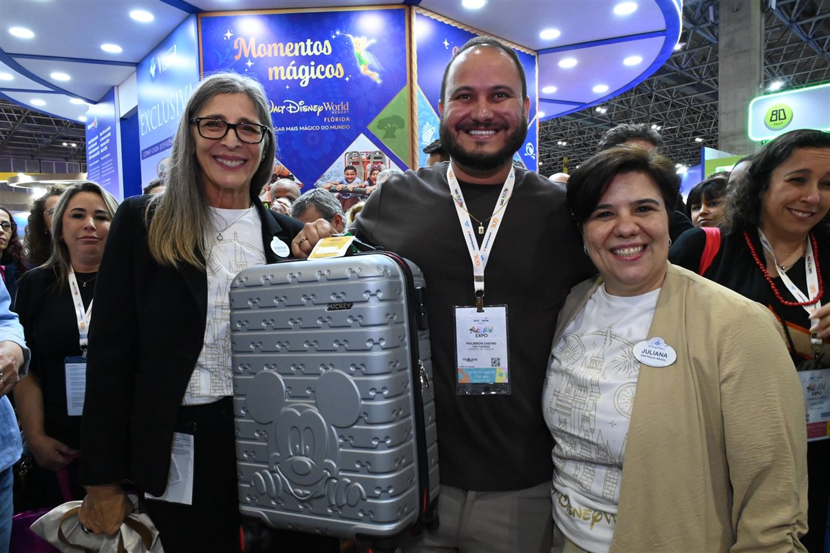 Yasmin Mondino, da Dynamic Travel, entre João Santana e Ricardo Sidaras, da PANROTAS 