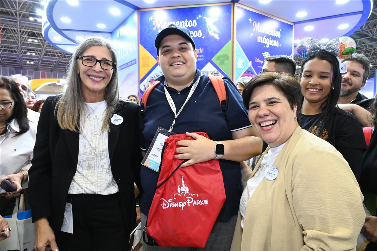 Yasmin Mondino, da Dynamic Travel, entre João Santana e Ricardo Sidaras, da PANROTAS 