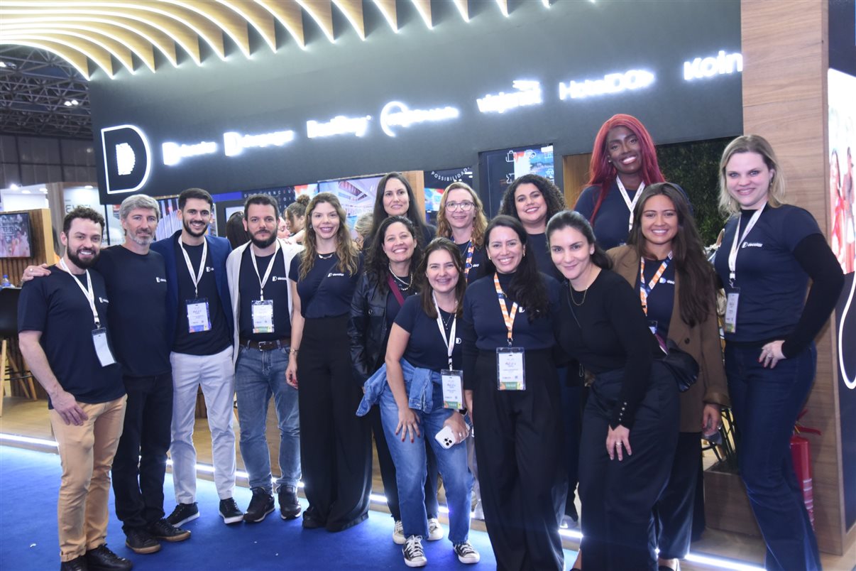 Yasmin Mondino, da Dynamic Travel, entre João Santana e Ricardo Sidaras, da PANROTAS 