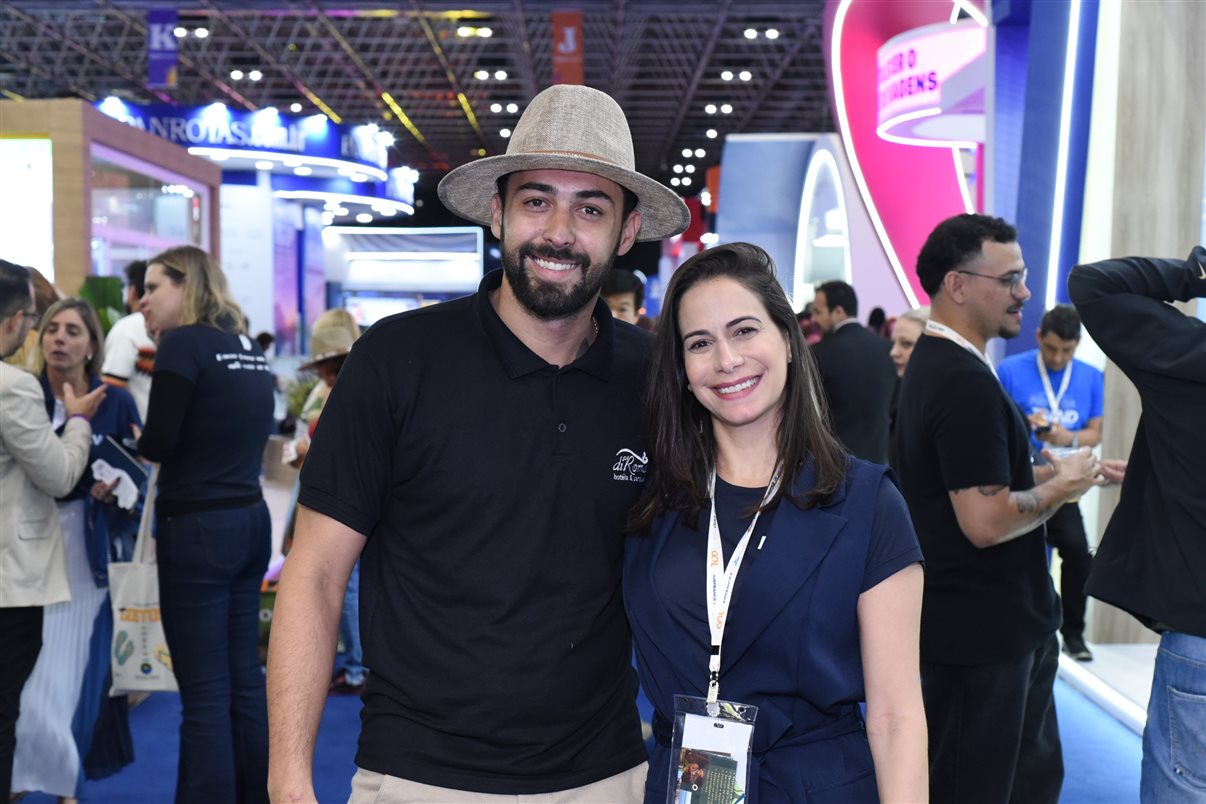 Yasmin Mondino, da Dynamic Travel, entre João Santana e Ricardo Sidaras, da PANROTAS 
