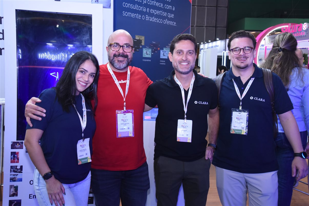 Yasmin Mondino, da Dynamic Travel, entre João Santana e Ricardo Sidaras, da PANROTAS 