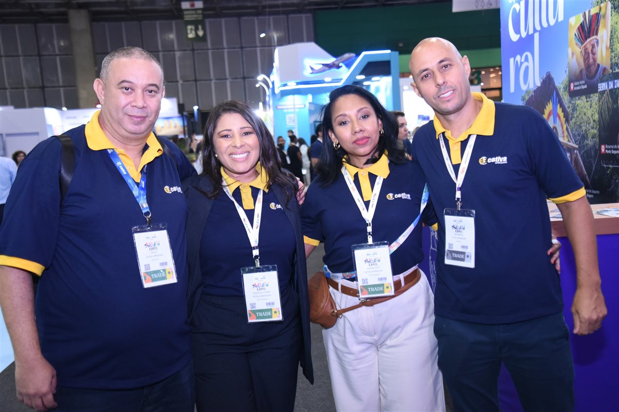 Yasmin Mondino, da Dynamic Travel, entre João Santana e Ricardo Sidaras, da PANROTAS 