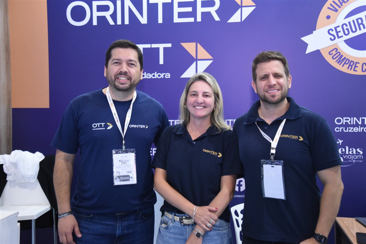 Yasmin Mondino, da Dynamic Travel, entre João Santana e Ricardo Sidaras, da PANROTAS 