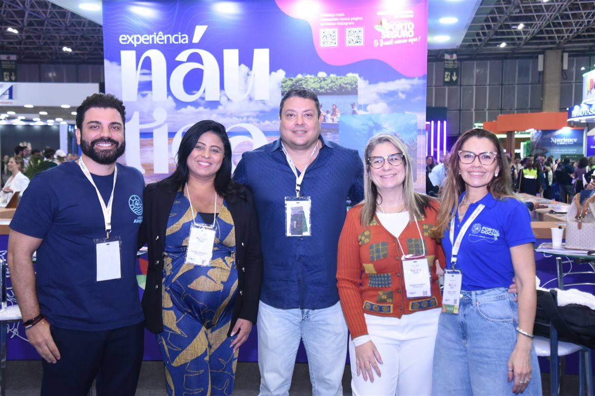 Yasmin Mondino, da Dynamic Travel, entre João Santana e Ricardo Sidaras, da PANROTAS 
