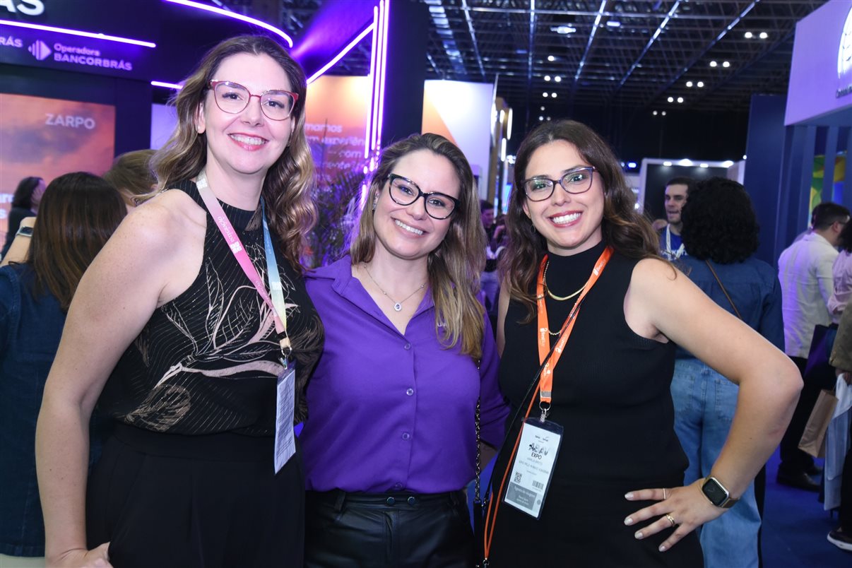 Yasmin Mondino, da Dynamic Travel, entre João Santana e Ricardo Sidaras, da PANROTAS 