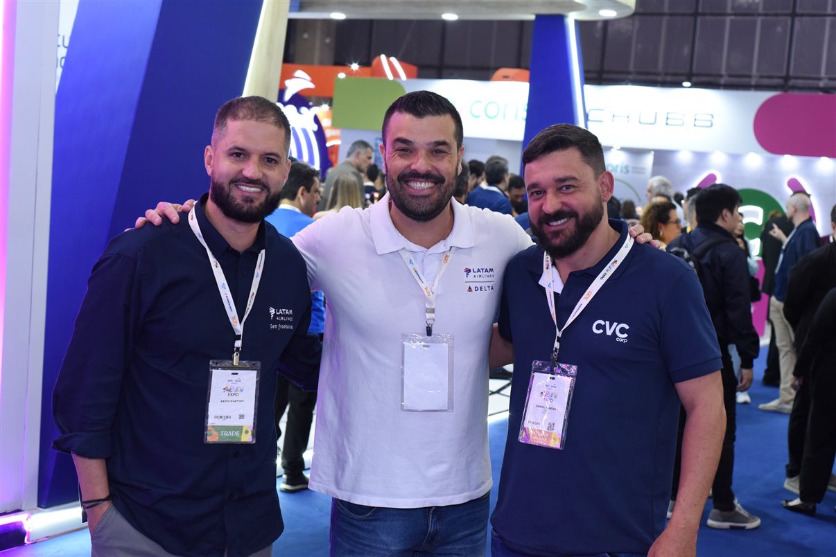 Yasmin Mondino, da Dynamic Travel, entre João Santana e Ricardo Sidaras, da PANROTAS 