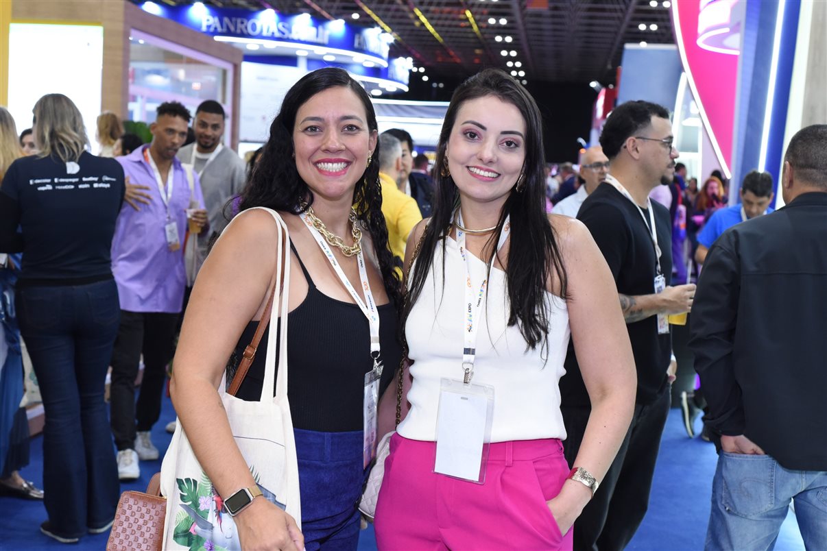 Yasmin Mondino, da Dynamic Travel, entre João Santana e Ricardo Sidaras, da PANROTAS 