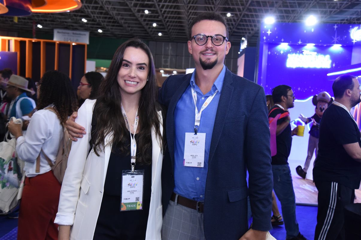 Yasmin Mondino, da Dynamic Travel, entre João Santana e Ricardo Sidaras, da PANROTAS 