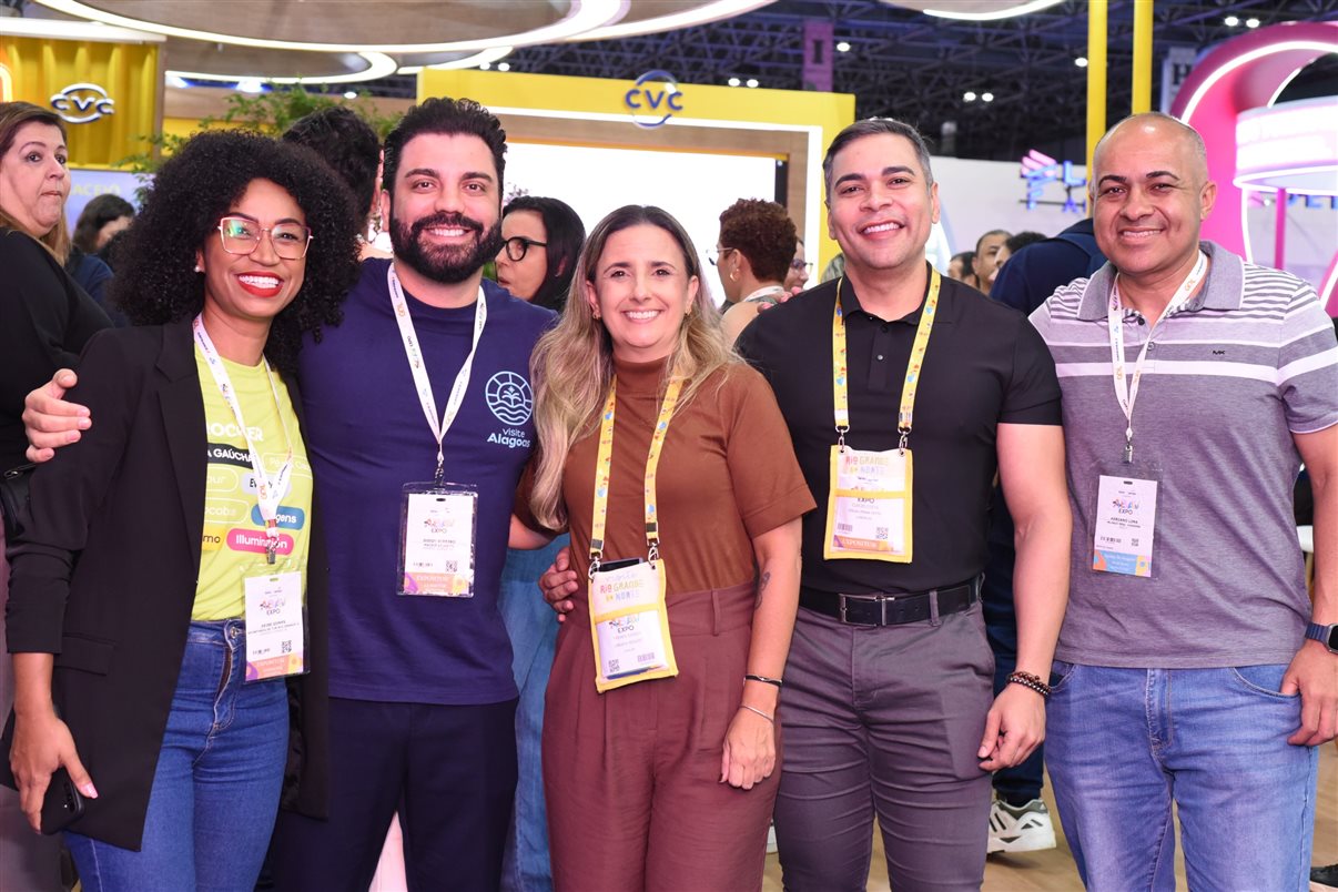 Yasmin Mondino, da Dynamic Travel, entre João Santana e Ricardo Sidaras, da PANROTAS 