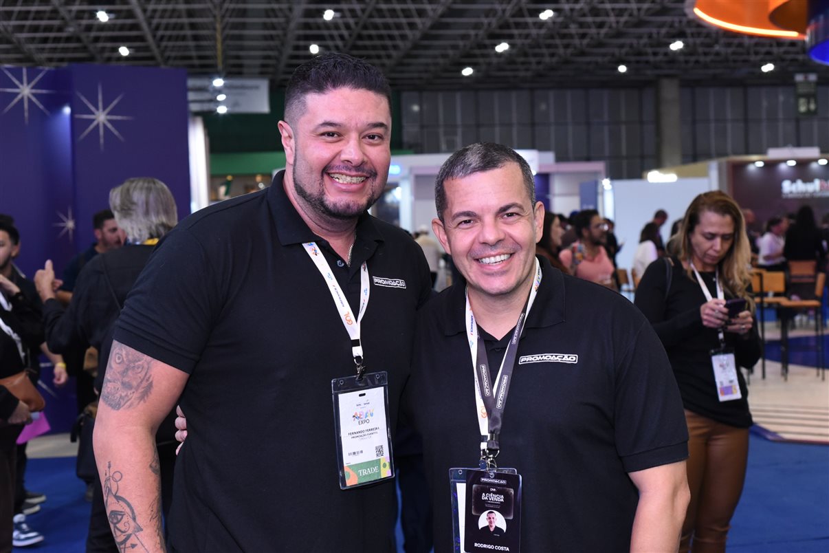 Yasmin Mondino, da Dynamic Travel, entre João Santana e Ricardo Sidaras, da PANROTAS 