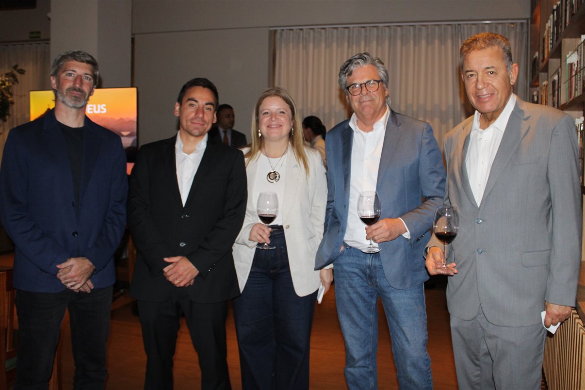Iván Marenco, da Decolar, Franz Muller, da Amadeus, Marina Cantera e Jaime Guazzini, da Fedesud, e Alexandre Sampaio, da FBHA