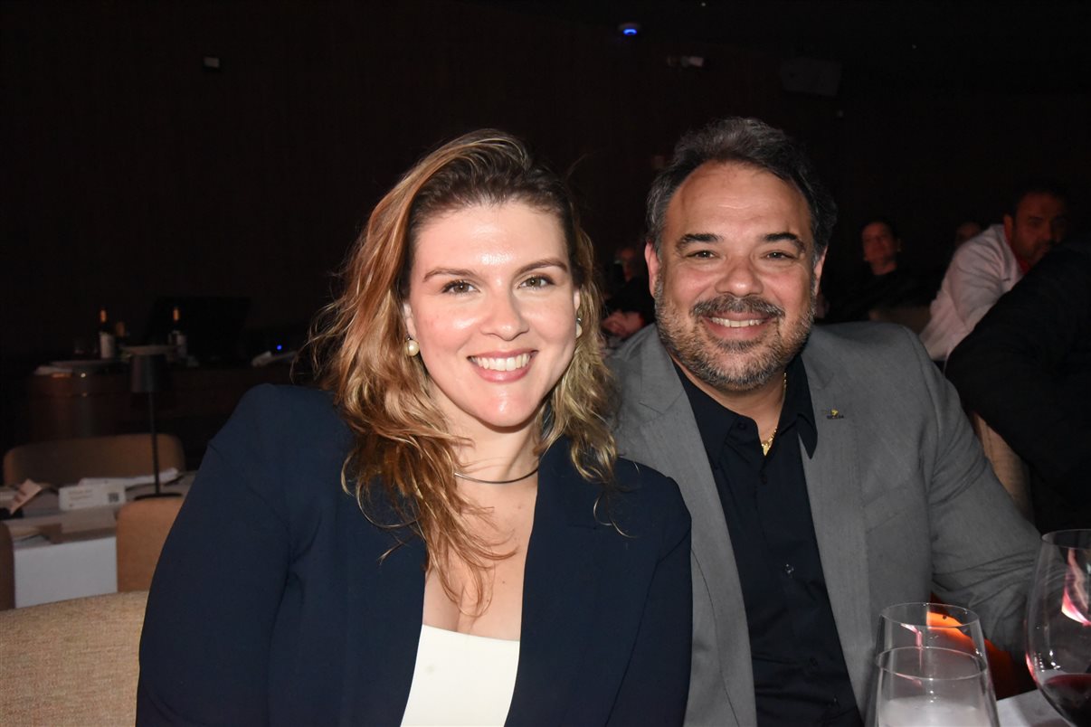 Ana Carolina Medeiros, da ABAV Nacional, e Antônio Florêncio de Queiroz Jr., da Fecomércio RJ
