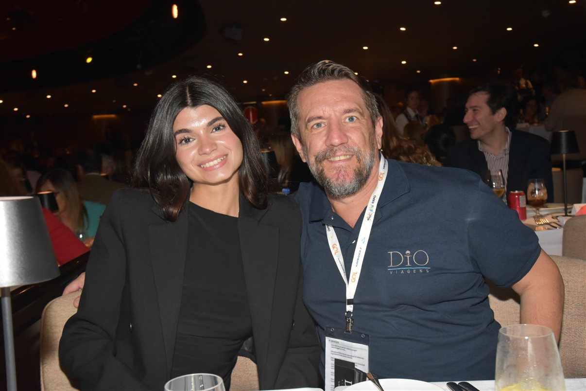 Ana Carolina Medeiros, da ABAV Nacional, e Antônio Florêncio de Queiroz Jr., da Fecomércio RJ