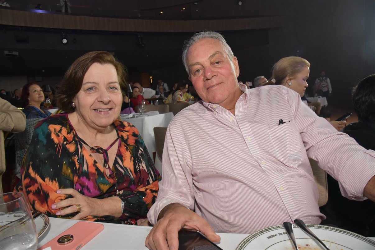 Ana Carolina Medeiros, da ABAV Nacional, e Antônio Florêncio de Queiroz Jr., da Fecomércio RJ
