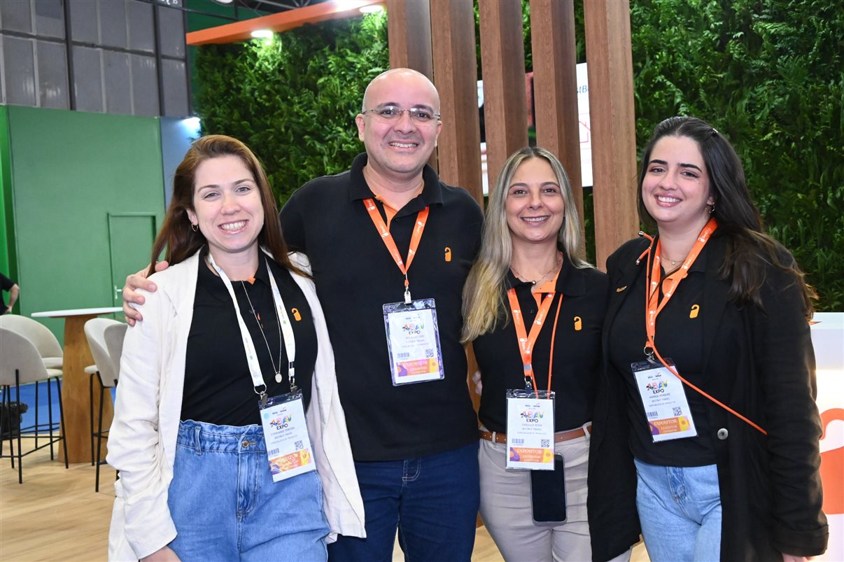 Wagner Chaves, da Sakura, entre Giselle Melo e João Guimarães, da Delta